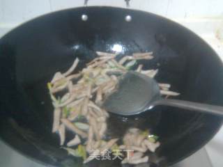 东北菜-尖椒豆皮的做法步骤：2