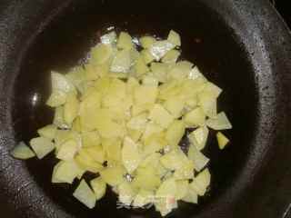 土豆片炒肉的做法步骤：2