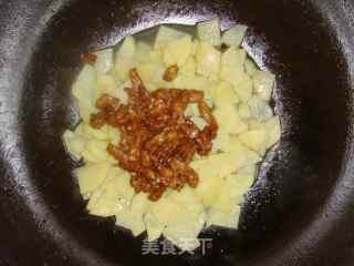 土豆片炒肉的做法步骤：2