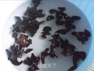黑木耳苹果排骨汤的做法步骤：2