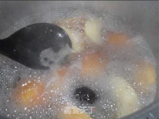 黑木耳苹果排骨汤的做法步骤：2