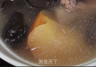 黑木耳苹果排骨汤的做法步骤：2
