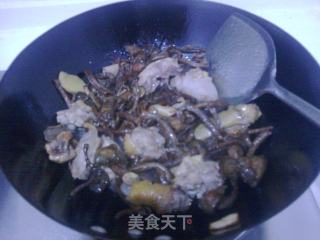 小鸡炖蘑菇的做法步骤：2