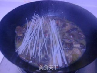 小鸡炖蘑菇的做法步骤：2