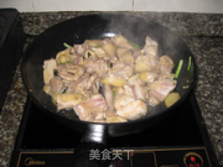 小鸡炖蘑菇的做法步骤：2