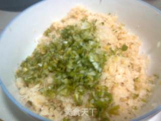 酸菜猪肉馅蒸饺的做法步骤：2