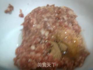 酸菜猪肉馅蒸饺的做法步骤：2
