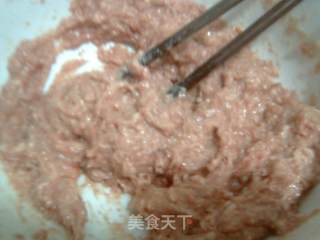 酸菜猪肉馅蒸饺的做法步骤：2