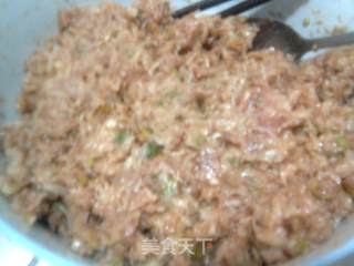 酸菜猪肉馅蒸饺的做法步骤：2