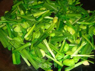 韭菜炒蚕豆米的做法步骤：3