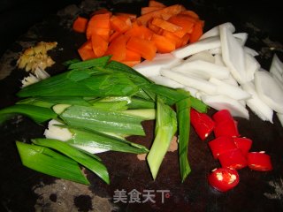 大蒜胡萝卜炒牛肉的做法步骤：2