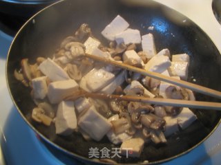 酱烧蘑菇豆腐的做法步骤：2