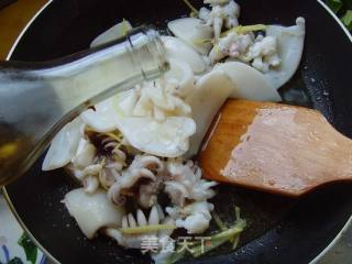 韭菜炒墨斗的做法步骤：2