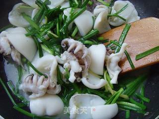 韭菜炒墨斗的做法步骤：2