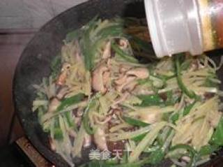 土豆香菇辣椒丝的做法步骤：3