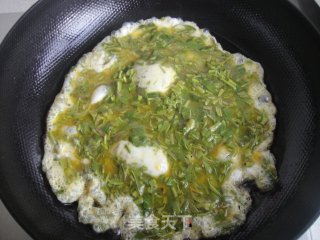 香椿鸡蛋饼的做法步骤：2