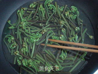 凉拌蕨菜的做法步骤：3