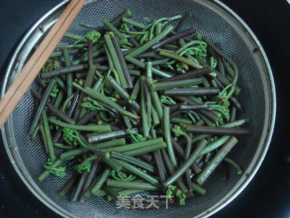 凉拌蕨菜的做法步骤：3