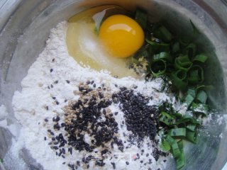 小葱面糊饼的做法步骤：2