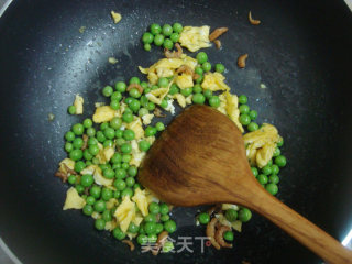 金钩炒碗豆的做法步骤：3