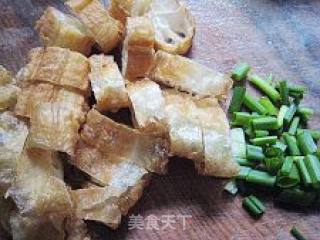 葱香油条汤的做法步骤：2