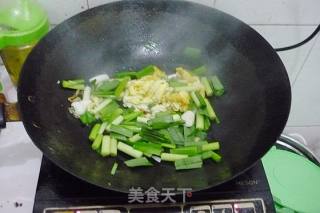 大蒜炒鸡蛋的做法步骤：2