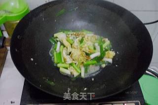 大蒜炒鸡蛋的做法步骤：2