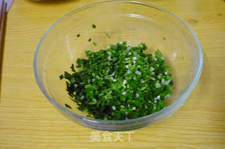 鲜嫩韭菜鸡蛋饼的做法步骤：2