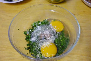 鲜嫩韭菜鸡蛋饼的做法步骤：2