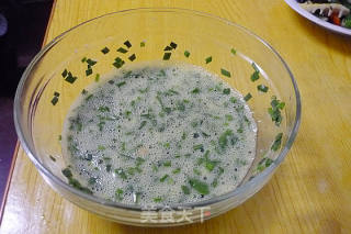 鲜嫩韭菜鸡蛋饼的做法步骤：2