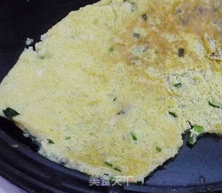 鲜嫩韭菜鸡蛋饼的做法步骤：2