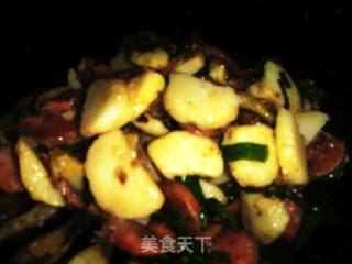 土豆香肠的做法步骤：2