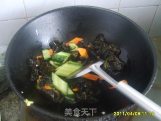 炒木耳鸡蛋的做法步骤：2
