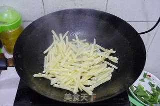 双椒土豆丝的做法步骤：2