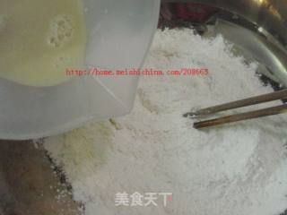 培根玉米青椒派的做法步骤：2