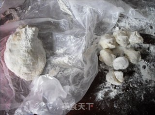 韭菜肉包的做法步骤：2