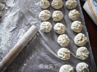 韭菜肉包的做法步骤：2