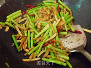 蒜薹炒香干的做法步骤：2