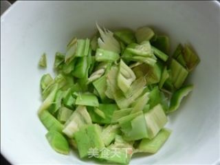凉拌蒜须芥菜兜皮的做法步骤：2