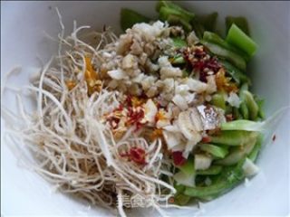 凉拌蒜须芥菜兜皮的做法步骤：2