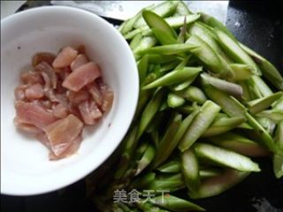 蚝油芦笋炒肉片的做法步骤：2