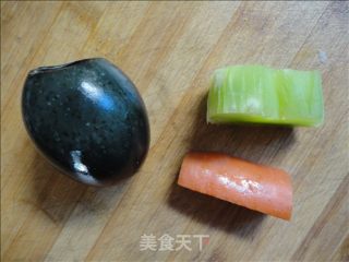 拌皮蛋的做法步骤：2