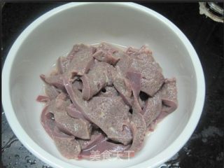 冬瓜猪肝汤的做法步骤：2