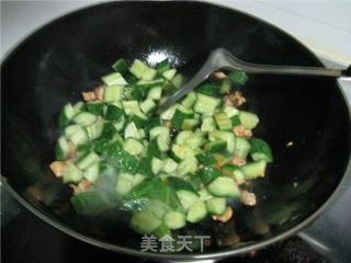 老干妈炒黄瓜丁的做法步骤：2