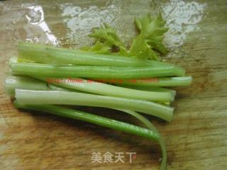西芹百合的做法步骤：2