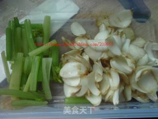 西芹百合的做法步骤：2