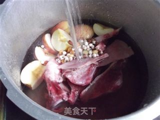 南北杏川贝苹果汤的做法步骤：2