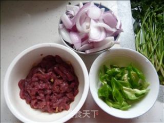 洋葱炒牛肉的做法步骤：2