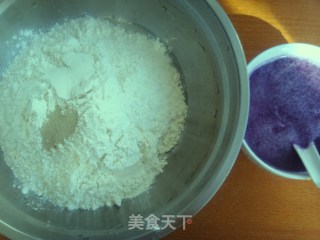 双色葱花卷的做法步骤：2