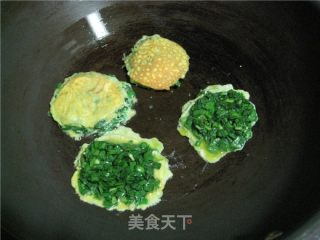 鸡蛋韭菜饼的做法步骤：2